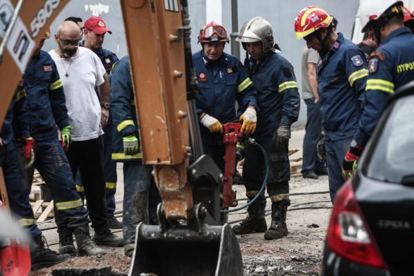 Πειραιάς: Νεκρός άνδρας που έπεσε σε φρεάτιο - Τον απεγκλώβισαν Πυροσβεστική και ΕΜΑΚ (photos)