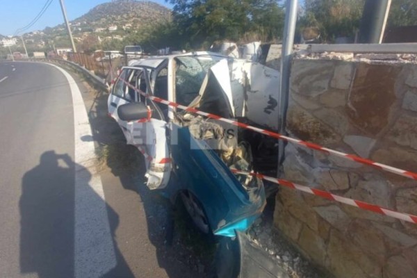Τροχαίο στη λεωφόρο Αθηνών Σουνίου: ΙΧ καρφώθηκε σε τοίχο - Επιχείρηση απεγκλωβισμού του οδηγού (video-photo)