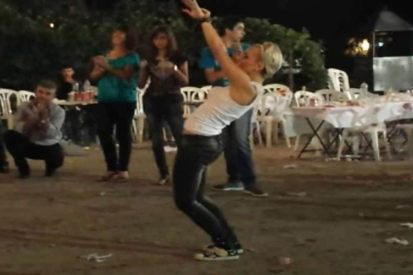 «Ρίχνει» το Youtube: 30χρονη χορεύει το Τσιφτετέλι της Λουλουδούς και κάνει πάταγο!