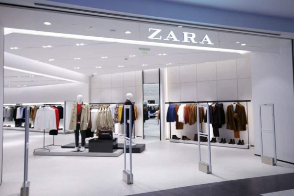 Θα τα φοράς όλη την σεζόν: 5 μίντι φορέματα από το Zara μόνο με €19,99