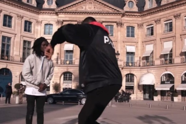 Κορυφαίος Έλληνας μπασκετμπολίστας χορεύει το «ζεϊμπέκικο της Ευδοκίας» σε πλατεία του Παρισιού και μας κάνει υπερήφανους!