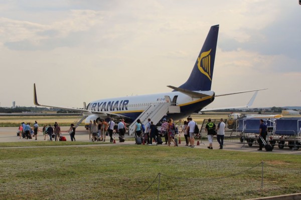 Τρελή προσφορά Ryanair: «Άνοιξαν» εισιτήρια από 13,49 ευρώ για 5 πτήσεις