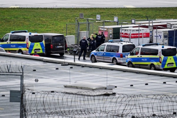 Έληξε ο «συναγερμός» στο αεροδρόμιο του Αμβούργου: Παραδόθηκε ο 35χρονος Τούρκος που κρατούσε όμηρο το παιδί του (videos)