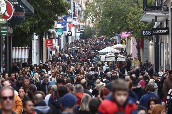 Ανακοινώθηκε ενόψει Χριστουγέννων: 3 Κυριακές με ανοιχτά μαγαζιά μέσα στις γιορτές - Το νέο ωράριο