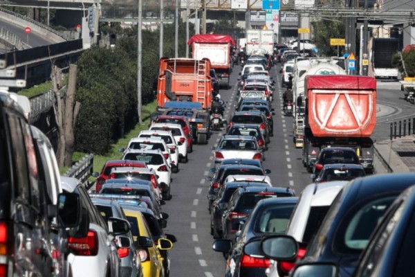 Τρομερή κίνηση στην Αττική Οδό: Πάνω από 30 λεπτά οι καθυστερήσεις στην έξοδο για Εθνική Οδό