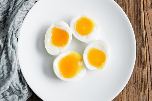 3+1 έξυπνοι τρόποι για να φύγει η μυρωδιά του αυγού από τα πιάτα και τα ποτήρια