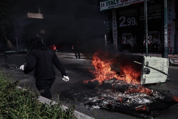 Κλειστή η λεωφόρος Μεσογείων: Ρομά άναψαν φωτιές για τον 17χρονο Χρήστο που σκοτώθηκε από πυρά αστυνομικού - Κάδοι καίγονται, σταμάτησε η κυκλοφορία στο σημείο