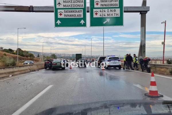 Αναστάτωση στη Θεσσαλονίκη: Καραμπόλα 10 οχημάτων με τραυματίες - Μποτιλιάρισμα στον Περιφερειακό (photos)