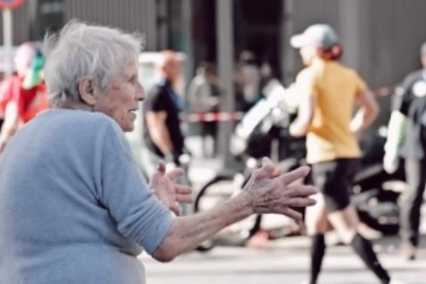 40ος Μαραθώνιος της Αθήνας: Η γλυκιά γιαγιά που εμψύχωνε τους δρομείς έγινε viral (Video)