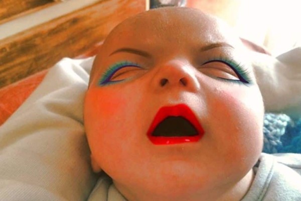 Σοκάρει η εικόνα: Μητέρα έκανε τη 2χρονη κόρη της μοντέλο για make up και προκάλεσε στο παιδί δερματίτιδα