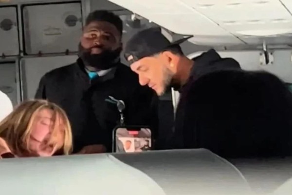 Πανικός σε πτήση: «Είναι δαιμονισμένη, χρειάζεται βοήθεια...» - Γυναίκα προκάλεσε χαμό σε αεροπλάνο (video)