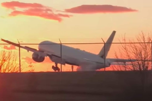 Σπάνιο φαινόμενο σε αεροδρόμιο στον Καναδά: Boeing 777 των 300 τόνων προσγειώνεται σαν... πούπουλο (video)