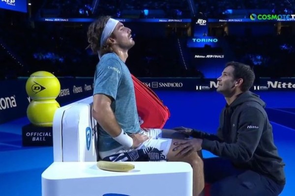 Άδοξο τέλος για τον Στέφανο Τσιτσιπά στο ATP Finals: Εγκατέλειψε το ματς με τον Ρούνε - Τον «έπιασε» η μέση του (video)