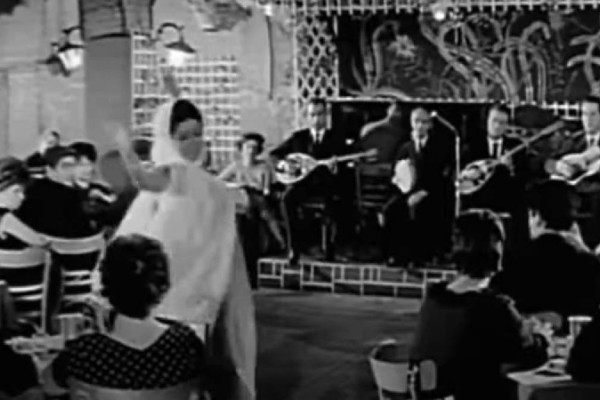 «Αναστέναξε» το μπουζούκι: Το κορυφαίο τσιφτετέλι του παλιού ελληνικού κινηματογράφου - Πόσοι το θυμάστε; (video)