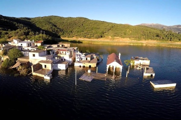Μαγευτικό και απόκοσμο ταυτόχρονα: Το ονομάζουν «Ατλαντίδα της Ελλάδας» - Το χωριό που βρίσκεται μισό μέσα και μισό έξω από τη λίμνη!