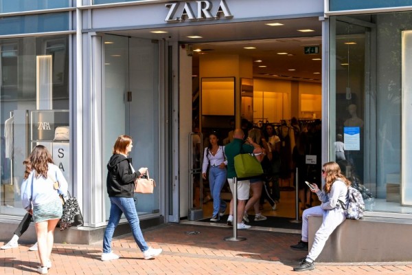 Ουρές στα ZARA γι' αυτό το φόρεμα: Δεν κοστίζει ούτε 20 ευρώ και το θέλουν όλες οι γυναίκες