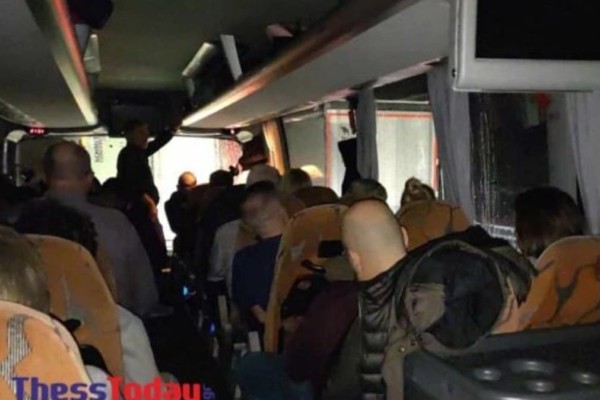 Γολγοθάς για 100 Θεσσαλονικείς ταξιδιώτες: Εγκλωβισμένοι σε δρόμο που οδηγεί από την Πράγα στη Βιέννη λόγω χιονοθύελλας