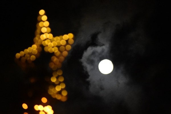 Η φωτογραφία της ημέρας: Η «ψυχρή» πανσέληνος «έντυσε» τον ουρανό στο στολισμένο Ναύπλιο