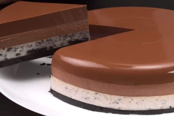 Ακαταμάχητο: Γλυκό ψυγείου με 4 στρώσεις σοκολάτα, κρέμα και μπισκότο - Έτοιμο στο 10λεπτο