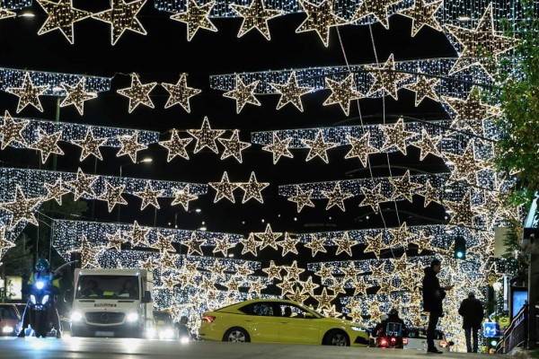 Η φωτογραφία της ημέρας: Νυχτερινή βόλτα στη χριστουγεννιάτικη Αθήνα