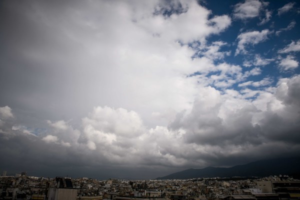 Καιρός σήμερα 20/12: «Διάλειμμα» από το ανοιξιάτικο σκηνικό με βροχές και καταιγίδες - Πότε «χαλάει» στην Αττική (video)