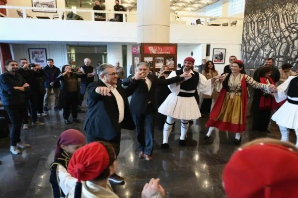 Τσακώνικα κάλαντα στον Δημήτρη Κουτσούμπα - Έσυρε τον χορό ο Γενικός Γραμματέας του ΚΚΕ (video)