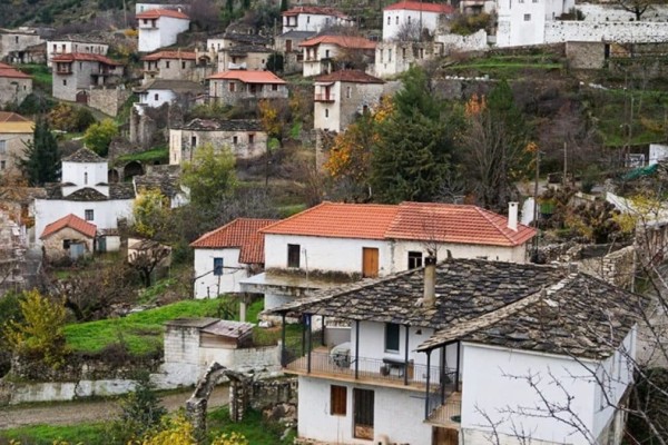 Πραστός: Το γραφικό χωριό στις πλαγιές του Πάρνωνα που μοιάζει από άλλη εποχή