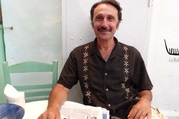 Συγκινεί ο Ρένος Χαραλαμπίδης: «Είμαι περήφανος γιος μιας καθαρίστριας και ενός κηπουρού»