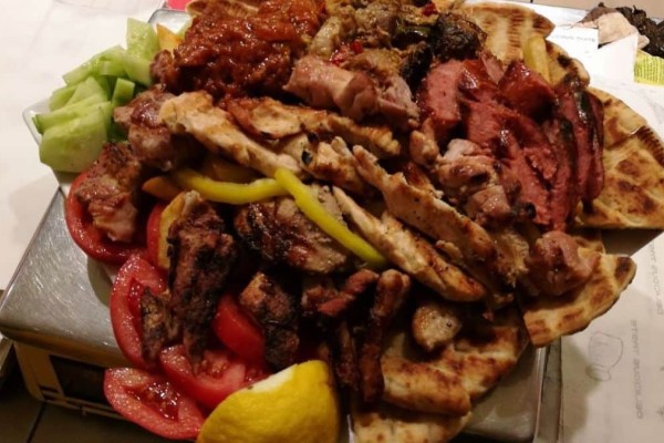 Ξεχειλίζει το κρέας: Το σουβλάκι που είναι το νούμερο 1 της Αθήνας σε τιμή, ποιότητα και μέγεθος