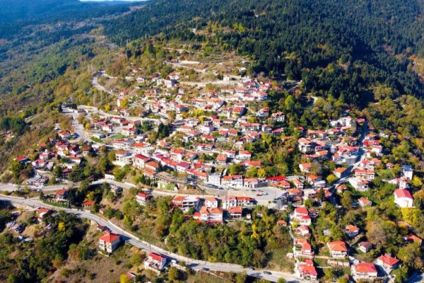 Τυμφρηστός: Το κουκλίστικο χωριό με την εκθαμβωτική θέα που μοιάζει με φίδι