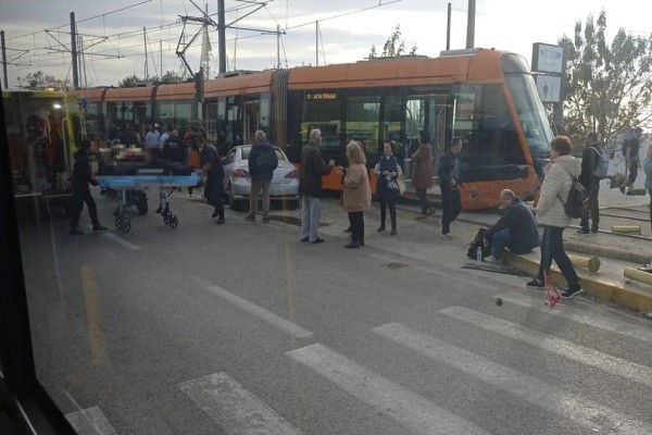 Τραγωδία στο Παλαιό Φάληρο: Μία γυναίκα νεκρή από τη σύγκρουση αυτοκινήτου με τραμ - Η σορός της μεταφέρθηκε στο Ασκληπιείο