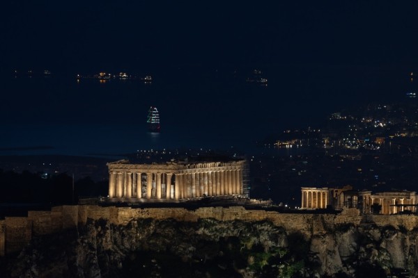 Η φωτογραφία της Ημέρας: Ακρόπολη και «πιάτο» η νυχτερινή Αθήνα