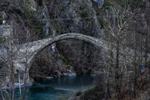 Γεφύρι Κόνιτσας: Το ψηλότερο μονότοξο γεφύρι σε όλα τα Βαλκάνια που στέκει αγέρωχο