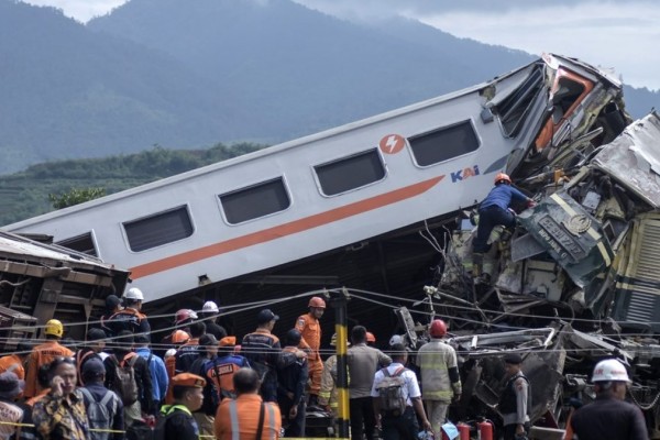 Σύγκρουση τρένων στην Ινδονησία: Τουλάχιστον 3 νεκροί και 28 τραυματίες (videos)
