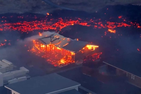 Περιγραφή-σοκ οικογένειας στην Ισλανδία: «Παρακολουθούμε μουδιασμένοι τη λάβα να καταπίνει τα σπίτια μας - Έχει καταπιεί ολόκληρη πόλη...» (video)