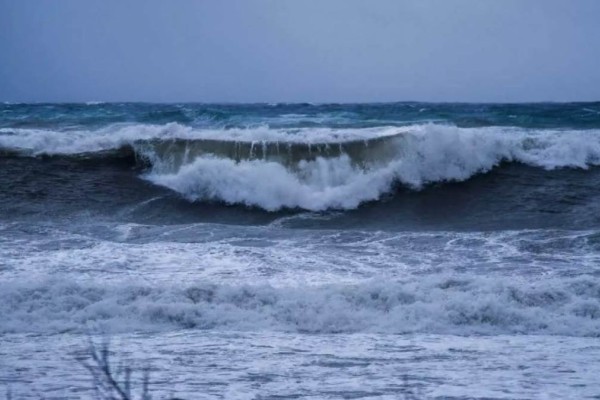 Ασύλληπτη τραγωδία στην Κυπαρισσία: Γυναίκα παρασύρθηκε από κύματα και πνίγηκε μπροστά στον άντρα της