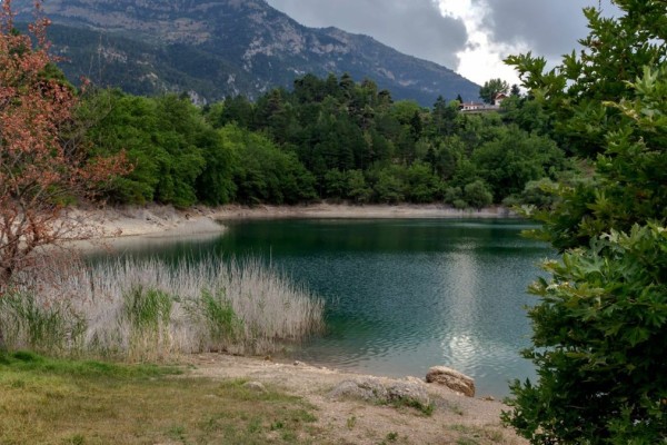 Λίμνη Τσιβλού: Η παραμυθένια λίμνη της Ελλάδας με την τραγική ιστορία (video)