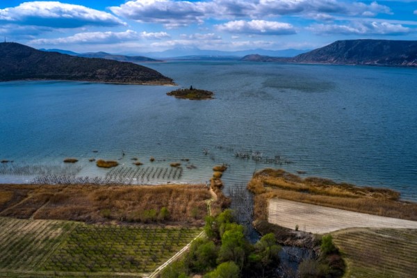 Λίμνη Βεγορίτιδα: Ένα μαγικό τοπίο που μοιάζει ψεύτικο και εντυπωσιάζει