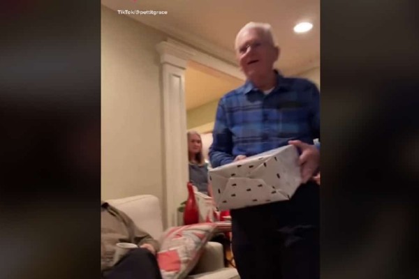 87χρονος παππούς κάνει ακριβώς το ίδιο χριστουγεννιάτικο δώρο και στα 11 εγγόνια του & συγκινεί το διαδίκτυο (Video)