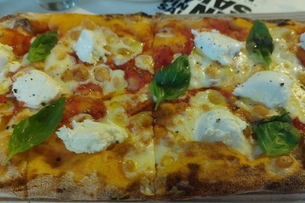Η διαφορά είναι στη ζύμη: Η πιο ιδιαίτερη πίτσα της Αθήνας που δεν θα ξεχάσεις ποτέ