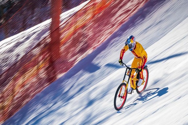 Μία ανεπανάληπτη κατάβαση σε πίστα σκι με… ένα mountain bike