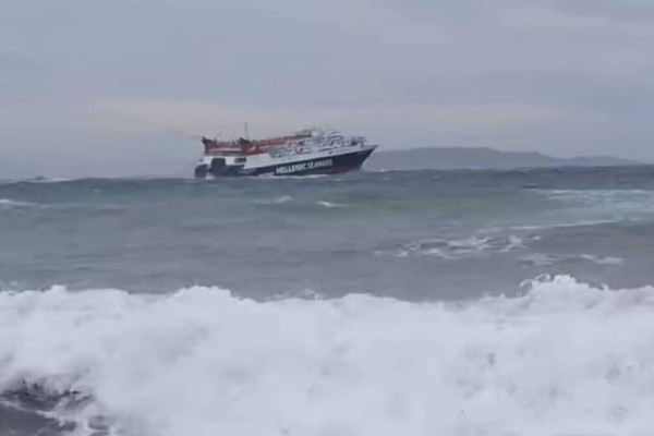 Βίντεο που κόβει την ανάσα στα νερά του Αιγαίου: Η στιγμή που το «Skiathos Express» παλεύει με τα κύματα ανοιχτά της Σκοπέλου