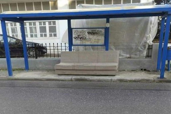 Θεούλης Θεσσαλονικιός: Άφησε τον παλιό καναπέ του σε στάση λεωφορείων (video)