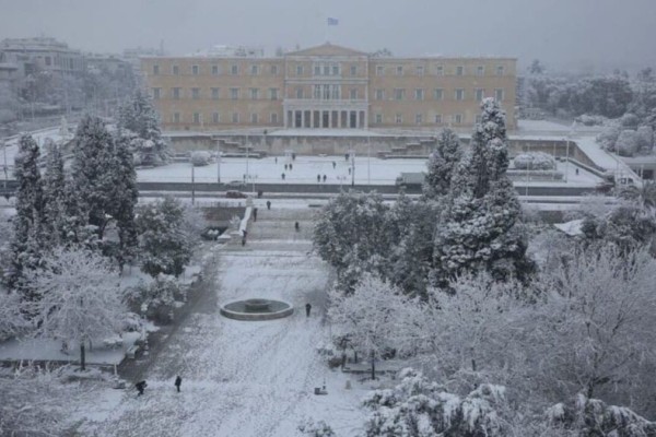 24ωρη λευκή καταιγίδα από τα Μερομήνια - Η μόνη μέρα του χειμώνα που θα δει χιόνι το Σύνταγμα