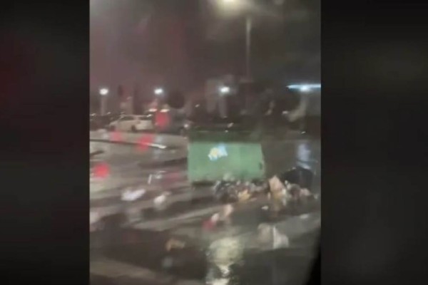 Θεσσαλονίκη: Σοκαριστικό βίντεο από τη στιγμή που δυνατός αέρας εκσφενδονίζει κάδο σκουπιδιών στη μέση του δρόμου