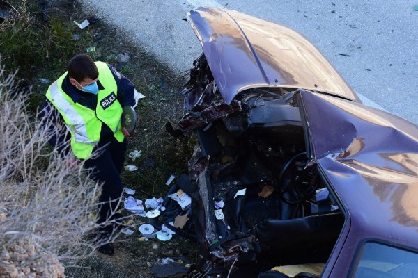 Τροχαίο δυστύχημα στην Κερατέα: Αυτοκίνητο εξετράπη και βρέθηκε στο χείλος του δρόμου - Νεκρός ο οδηγός