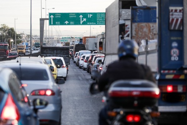 Παρασκευή... πίκρα στους δρόμους: Στο «κόκκινο» η Εθνική οδός, προβλήματα και στην Αττική οδό