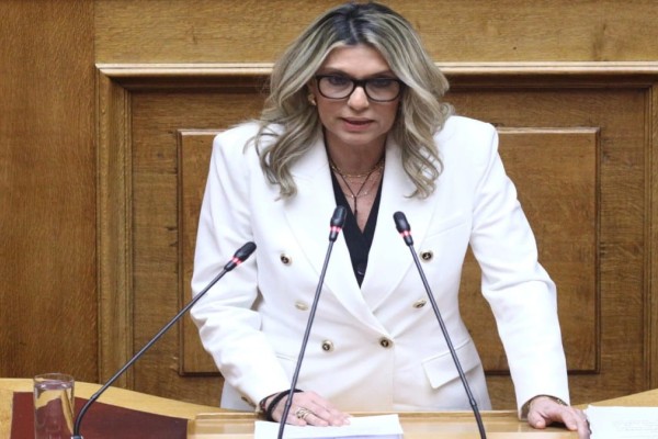 Άννα Καραμανλή: «Ο βράχος των παιδικών μας χρόνων, ο πατέρας, έγινε ανώνυμο σπ@ρμ@ - Καταψηφίζω το νομοσχέδιο» (Video)