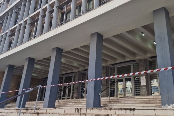 Θρίλερ στην Θεσσαλονίκη: Παγιδευμένος με εκρηκτικό μηχανισμό ο φάκελος στα δικαστήρια
