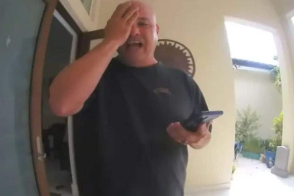 Ανατριχιαστικό βίντεο: Πατέρας ανακοινώνει μέσω θυροτηλεφώνου στη σύζυγό του ότι σκότωσε τον γιο τους